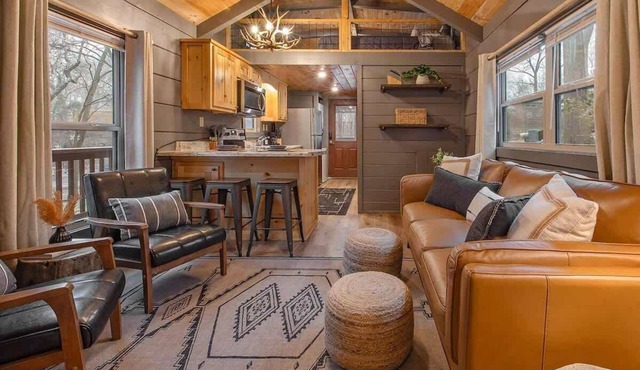 Gabriele Luxury Pondside Cabin w/Hot Tub, Firepit in Chattanooga