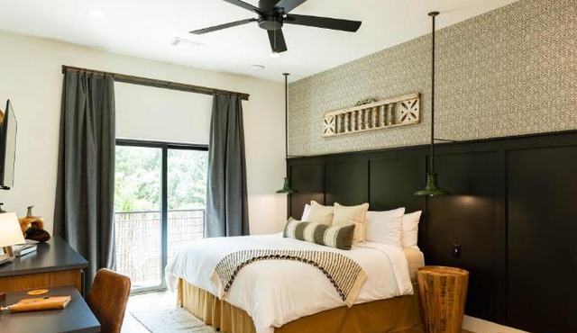 Gaines Ranch Homestead ADA-Accessible King Suite on Wimberley Square in Wimberley