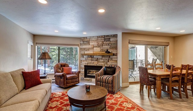 Great location, Sleeps 6, Walk to lifts/downtown, Garage parking! in Breckenridge