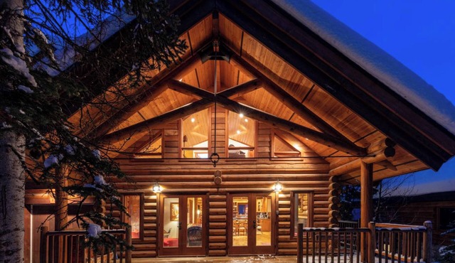GrizzPaw Lodge 5 Bedroom Sleeps 14 People, Kicking Horse Mountain Resort in Golden