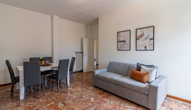 GuestHost - Apartment located on the third floor of a building equipped with a lift (NOT suitable for the disabled).In 82 square meters of space it comfortably accommodates 7 people.The apartment is located 4 minutes walk from the bus stop, ideal for rea in Ferrara