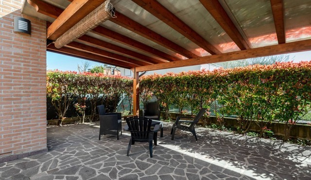 GuestHost - Cozy villa on two floors of about 150 sqm perfect for 7 people.The villa is located in a quiet residential area in the heart of nature in the Euganean Hills and a short walk from the wonderful spa of Abano and the historic center of Abano Ter in Abano Terme