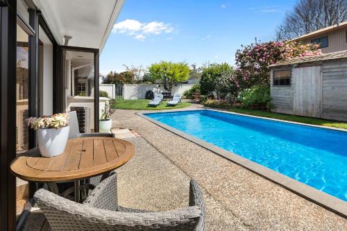 Hamilton Summer Treat- 4 Bedroom with pool in Hamilton