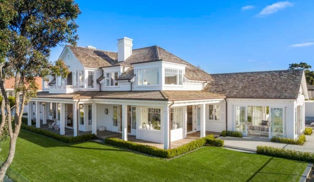 Hampton on View Luxury Clifftop in Campbells Bay in Auckland