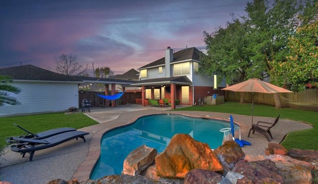 Hickory Trl King Bed w/Pool | Near Jersey Village in Houston