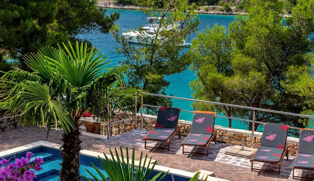 Hidden Heaven Private Resort - Heated Pool in Milna