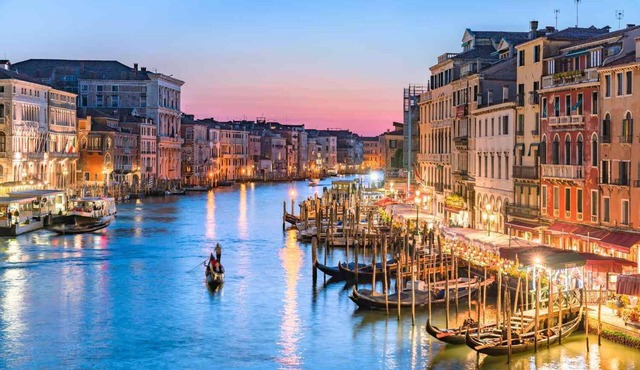 HISTORIC LUXURY MANSION IN DORSODURO & ICONIC ART COLLECTION, WATERFRONT VIEWS in Venezia