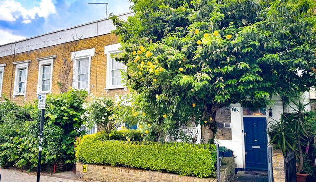 Historic Victorian Cottage w/Private walled Garden. Dog friendly in London