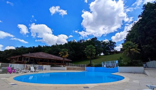 Homerez - Beautiful chalet for 6 ppl. with shared pool and terrace at Mauroux in Mauroux