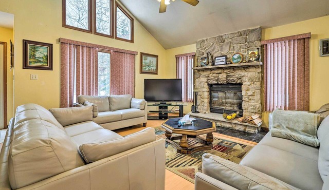 Hot Tub + Deck: Pet-friendly Poconos Getaway! in Bushkill