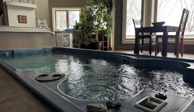 Hottub/Swim Spa Sanctuary Suite in Okotoks