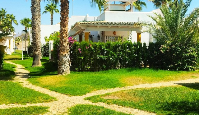 House with terrace of flowers and solarium, near beaches, A/C, wifi, Sat TV, BBQ in San Juan de los Terreros
