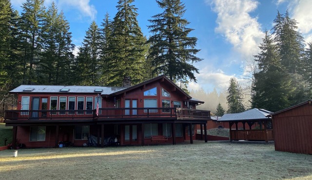 House in the Mountains w/hot tub, sauna, pool table and more ! in Carson