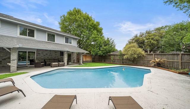 Houston Pool Retreat | WiFi Yard BBQ Games TVs in Houston