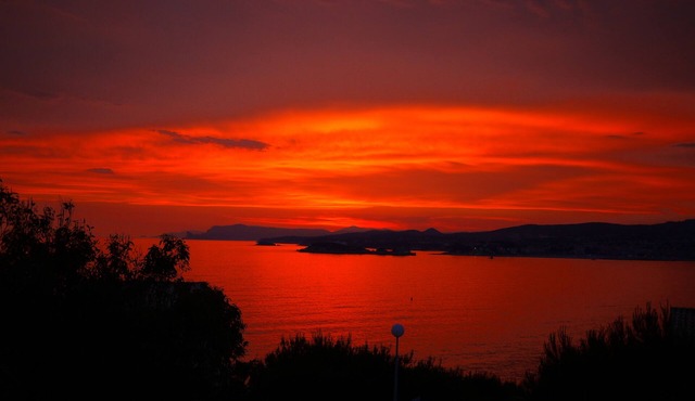 IMPRENSABLE VIEW OF THE SEA Direct access to the sea 50 metres away in Sanary-sur-Mer