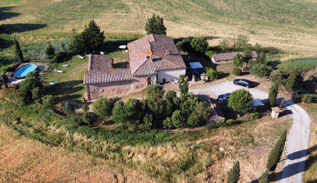 INDEPENDENT VILLA WITH POOL IN THE HEART OF TUSCANY in San Giovanni d'Asso