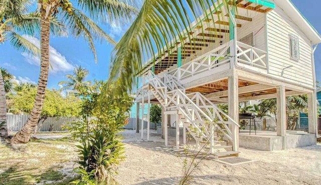 Island studio centrally located with balcony, hammock, & grill