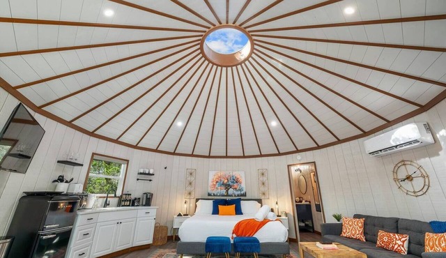 Jaw-Dropping Yurt! King Bed and Spa! in Dripping Springs