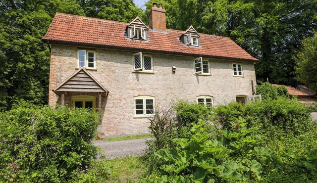 KEEPERS COTTAGE, pet friendly, character holiday cottage in Devizes in Devizes