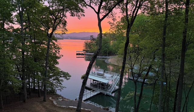 Lakefront Getaway; Lake and Mountain Views, EV Charger, Private Dock, Golden Tee in Hiawassee