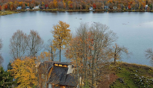 Lakefront-Hot Tub, Private Dock, Kayaks, Fire Pit, Sun Room in Tobyhanna