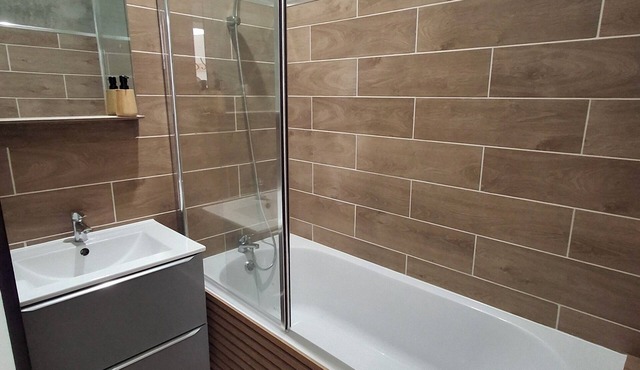 Le Bali Zen, studio with jacuzzi in Charavines
