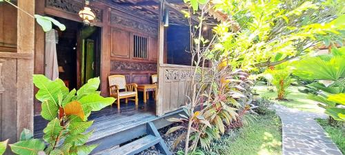 Le Petit Leon's Traditional wooden house in Tegallengah