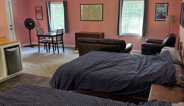 Loft studio in charming Sewanee! Directly on Mt Goat Trail minutes from downtown in Sewanee