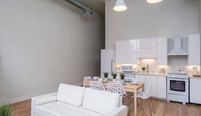 Lou-City Penthouse by Hollyhock Suites in Louisville