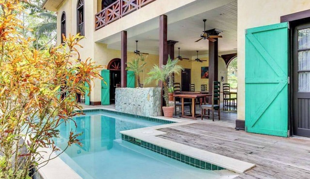 Lovely Suite with Riverfront Location, Pool, WiFi & AC