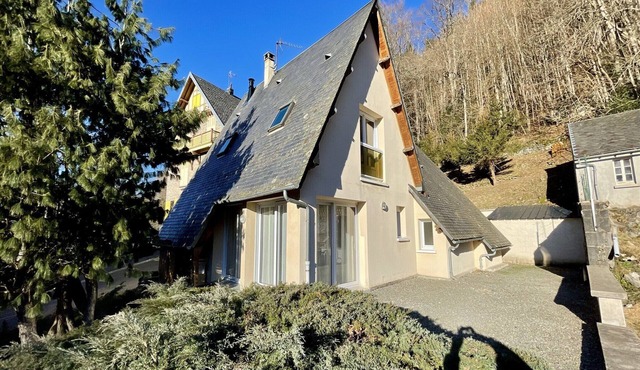 Luminous escape by the peak path in Mont-Dore