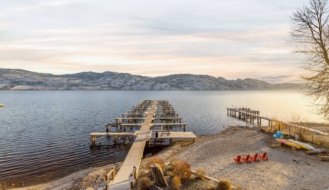 LUXERY WATERFRONT RESORT- 3 BDRM POOL,HOTTUB, BEACHES, BOAT LIFT AVAIL. in West kelowna