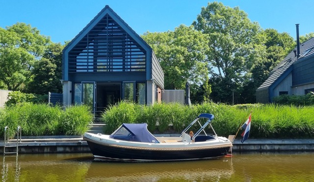Luxurious detached watervilla with jetty near the lake in Balk