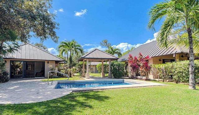 Luxurious private home in wildlife sanctuary with private pool, patio & dogs OK