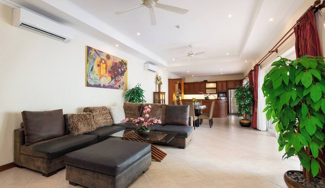 Luxury 2BR pool villa Pratamnak Soi5 - 50m to beach in Pattaya