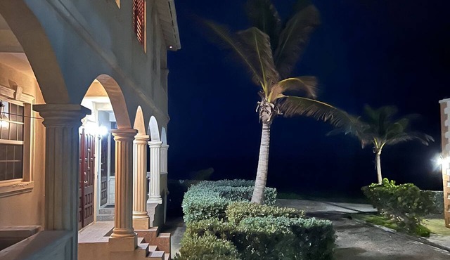 Luxury cliff apartment with fantastic pool and great sea views. in Ocean City