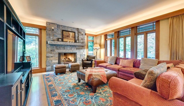 Luxury Home In The Center Of New England. 5 Bedrooms, 2.5 baths, 4,500 SQF in Longmeadow