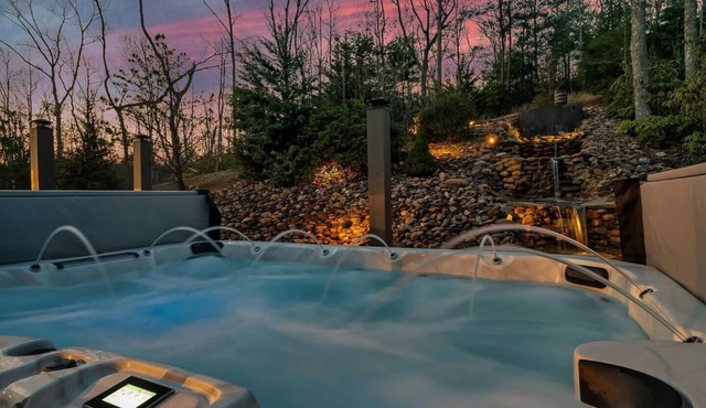🏡 Luxury Smoky Mountain Retreat | Mega Spa, Game Room & Stunning Views in Cosby