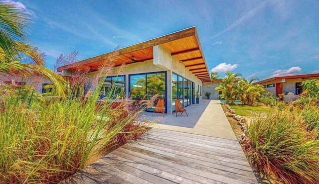 Luxury water view villa with splash pool, high speed WiFi & dog-friendly vibes