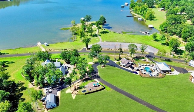 “Magnolia Overlook” Lakefront Resort Sleeps 90+! 2 Pools, Hot tubs, kayaks, etc! in Cedar Bluff