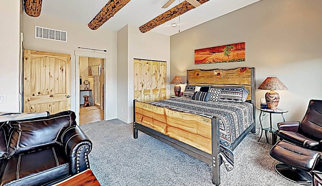 Moab Village Luxury Retreat Gorgeous views, PVT Hot Tub, 3 STE, 3.5 BTH, 1.5 KT in Moab