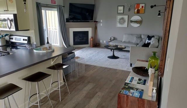 Modern 3 Bedroom, 2 Bath Condo w/pool near village in The Blue Mountains