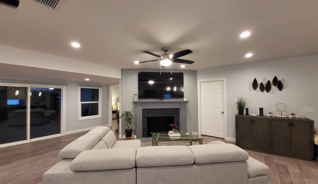Modern 4 Bedroom Home - 15 mins from Disneyland in Tustin