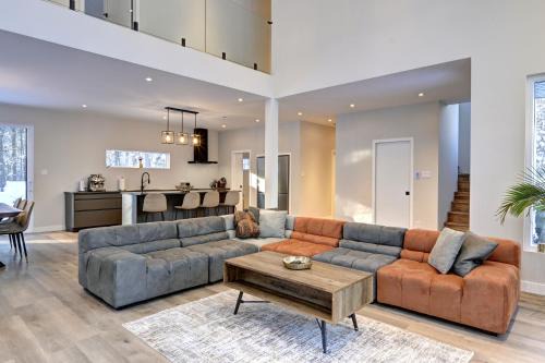 Modern Luxury 4-Bedroom Home by Mont-Tremblant Ski Resort in Lac-Superieur