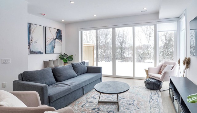 Modern Luxury Resort Villa on Muskoka Bay Golf Course - 5 min from Lake Muskoka! in Gravenhurst