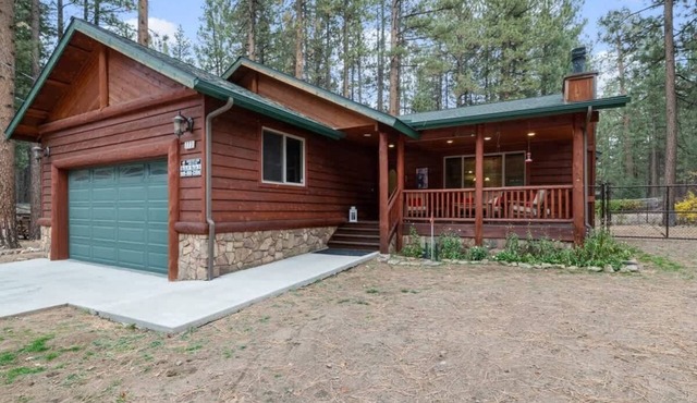 Modern, Steps to Summit, Relaxing Spa. Fireplace. in Big Bear
