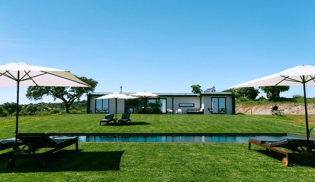 MONTE DA FIFAS Countryside house with a pool and a magnificent view over the dam in Montargil