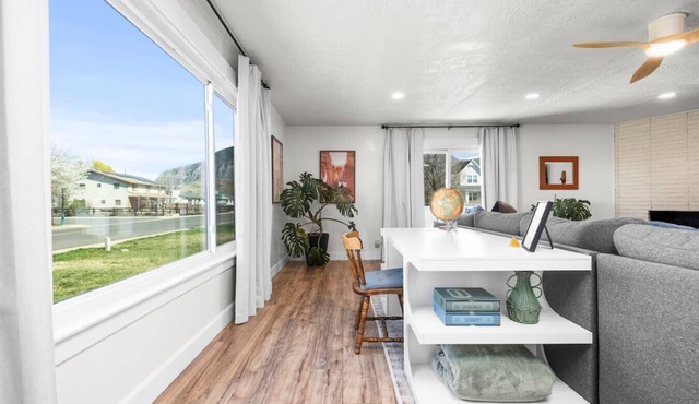 Mountain View Manor | Huge Yard | Sleeps 9 | Parking | Fiber WiFi | Bounce House in Orem