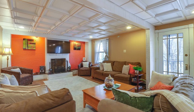 Mtn-View Balcony! All-Season Apt Near Jim Thorpe in Nesquehoning