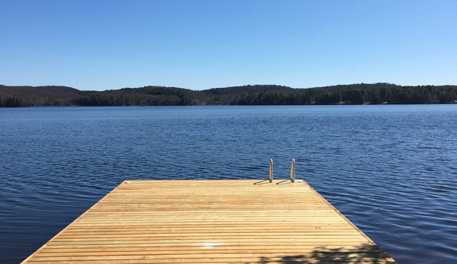 Muskoka, Cozy 2 Bedroom/2 Bathroom Cottage located on the coveted Lake of Bay in Dwight